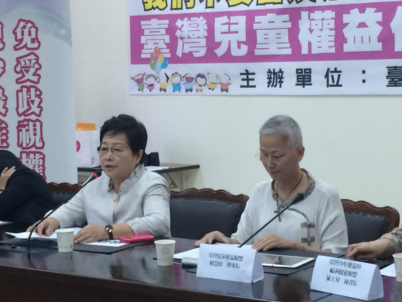 民進黨立委陳節如（左）1日出席記者會，抗議幼照法第9條修改恐圖利財團
